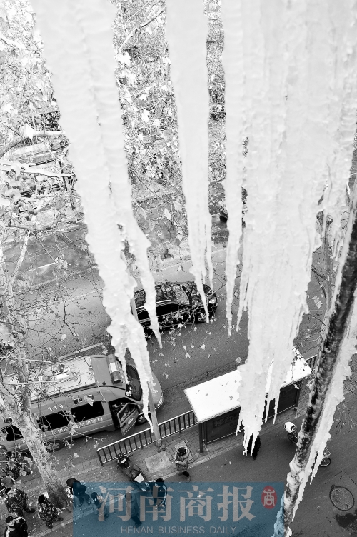 冰掛直指地面，知情的路人不得不繞道而過