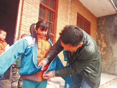 新鄉(xiāng)“老兵車隊”空降山區(qū) 給孩子們送溫暖