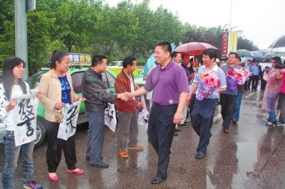 專案組押解嫌疑人回洛，的哥的姐自發(fā)前來迎接。