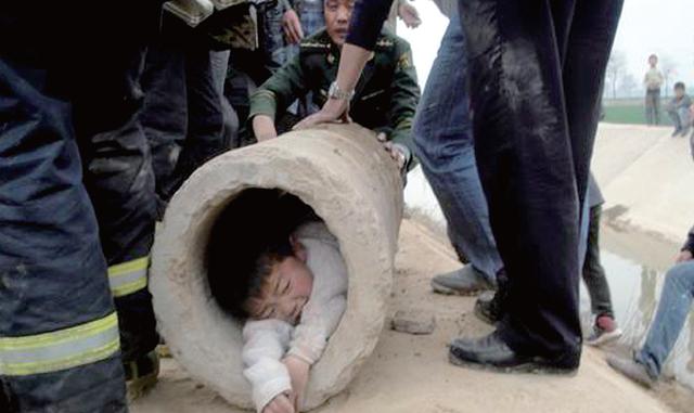 長(zhǎng)垣6歲頑童跳入機(jī)井玩耍被卡 4小時(shí)終獲救(圖) 長(zhǎng)垣6歲頑童跳入機(jī)井玩耍被卡 4小時(shí)終獲救(圖)