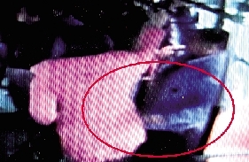 一小偷把手伸到乘客衣兜內(nèi)行竊時的瞬間。(翻拍視頻)