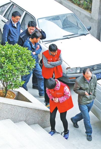 制造胡噴鬧劇的始作俑者——一家裝飾公司的4名負(fù)責(zé)人與其雇用的兩名“胡噴”被刑拘。