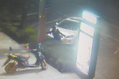 監(jiān)控視頻顯示，一名女子正在往路燈桿和路牌燈箱上噴涂。