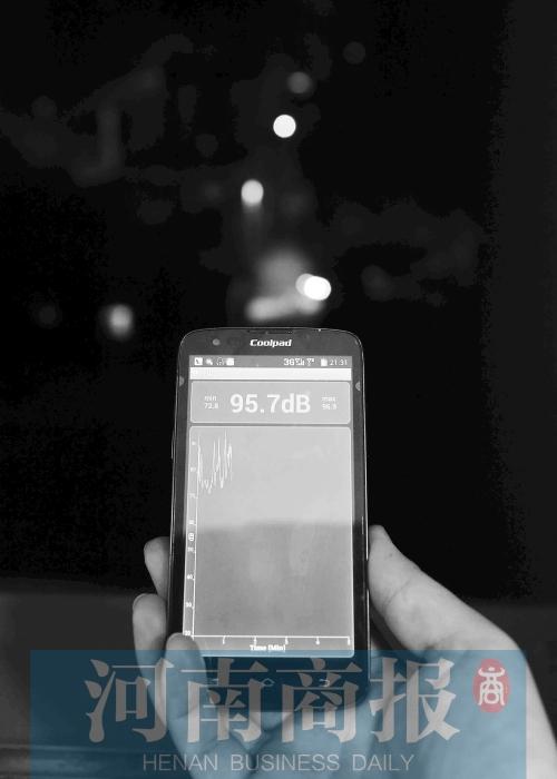 在黃先生家中，測(cè)得噪音為95.7分貝