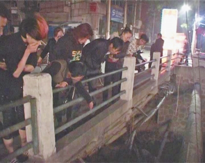 圍觀群眾感嘆橋那么高，被扔下橋的劉先生真是“萬幸”。