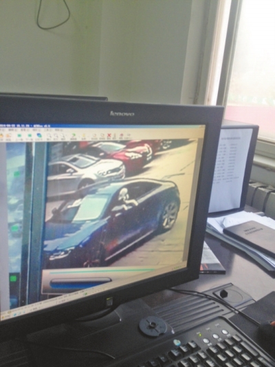 監(jiān)控錄像顯示，肇事車駕駛室內(nèi)有狗頭探出窗外。