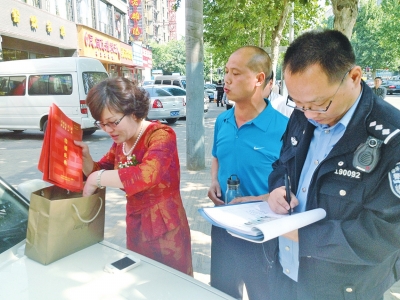 失主在清點、認(rèn)領(lǐng)失物。