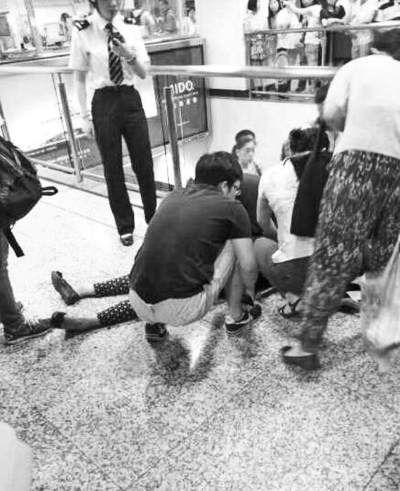 男子繼母被捅傷后跑到站內(nèi)，倒在了地上（圖片來自網(wǎng)絡(luò)）。