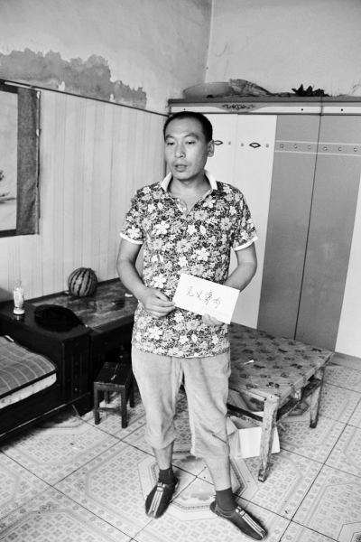 采建新拿的信封里，是南京警方送來的獎金。