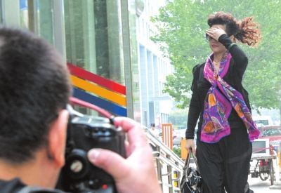 7月22日李某某輪奸案庭前會議，夢鴿擋臉小跑進(jìn)法院。資料圖片京華時報記者蒲東峰攝