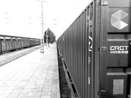 此次班列跟車工作人員@就著米飯吃面條發(fā)微博說：一路走來，每個(gè)?？空镜墓ぷ魅藛T都在夸我們的集裝箱。