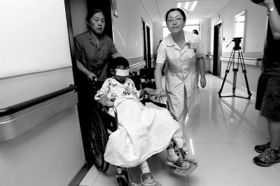 昨天，斌斌被推出病房，準(zhǔn)備換藥。記者 譚青/攝