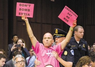 3日，美參議院外委會(huì)舉行敘利亞問題聽證會(huì)，民眾在現(xiàn)場示威，抗議美國軍事干預(yù)敘利亞。