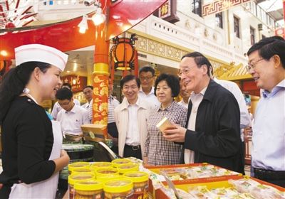 9月6日，王岐山在天津南市食品街調(diào)研，在月餅柜臺(tái)前，詢問(wèn)中央關(guān)于中秋國(guó)慶嚴(yán)禁公款送禮的規(guī)定發(fā)布后的銷售情況。新華社記者 李學(xué)仁 攝
