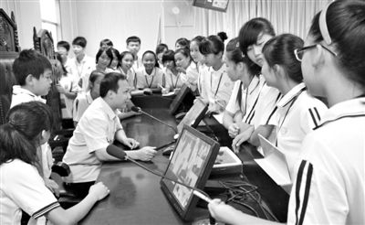 2013年5月30日，結(jié)合當(dāng)前國(guó)內(nèi)民眾普遍關(guān)注的“校長(zhǎng)開(kāi)房”、“強(qiáng)奸猥褻”等事件，廣西上思縣人民法院邀請(qǐng)中小學(xué)生到法院觀摩案件的庭審，提高他們的守法、維權(quán)意識(shí)。圖/IC