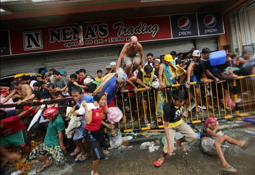 當(dāng)?shù)貢r間11月10日，強(qiáng)臺風(fēng)“海燕”襲擊菲律賓塔克洛班后，當(dāng)?shù)鼐用裣唇偕痰辏鍝屛镔Y。