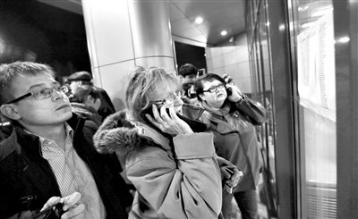 11月17日，俄羅斯喀山機(jī)場(chǎng)，一些人在查看航站樓上貼著的遇難者名單，他們可能是遇難者的親屬。