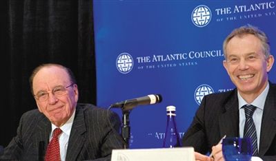 2008年，布萊爾與默多克在美國參加一國際會議。