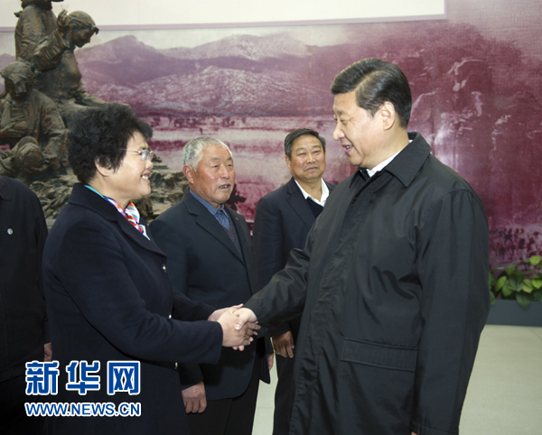 25日上午，習(xí)近平在臨沂華東革命烈士陵園參觀沂蒙精神展并會見當(dāng)?shù)叵冗M(jìn)模范和當(dāng)年支前模范后代代表。