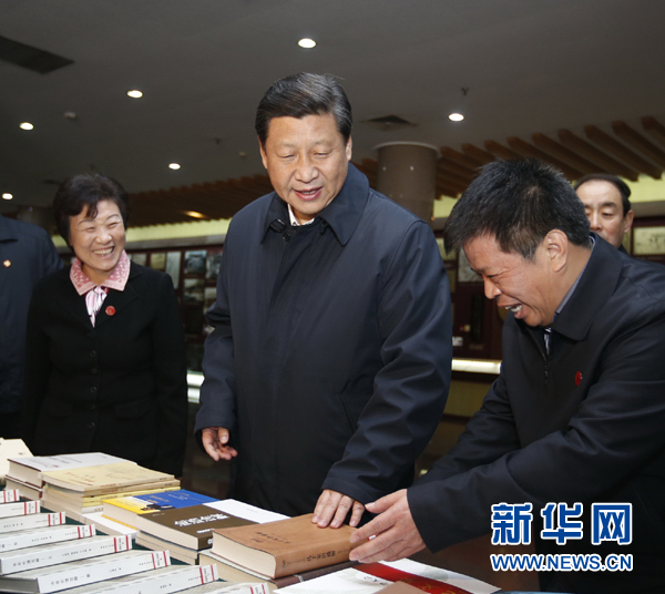 26日上午，習(xí)近平在孔子研究院參觀考察。新華社記者鞠鵬 攝