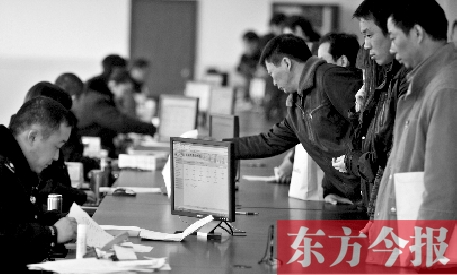 市民在辦理審車手續(xù)。