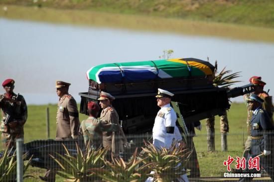 圖為南非海、陸、空三軍首腦為曼德拉護(hù)靈。宋方燦 攝