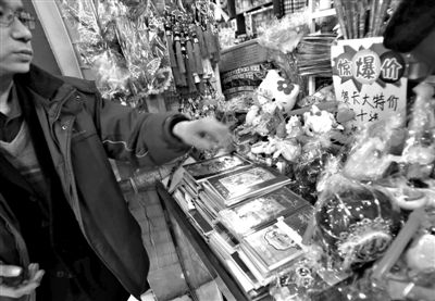 12月27日，世紀(jì)天鼎購物廣場的一位商戶表示，今年的賀卡明顯沒有前幾年好賣。新京報(bào)記者 王貴彬 攝