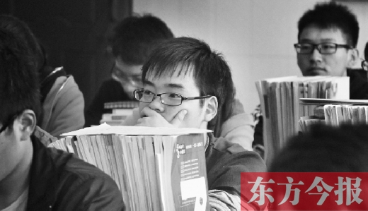 鄭州一所學(xué)校的高三學(xué)生正在認(rèn)真聽(tīng)課 鄭州一所學(xué)校的高三學(xué)生正在認(rèn)真聽(tīng)課