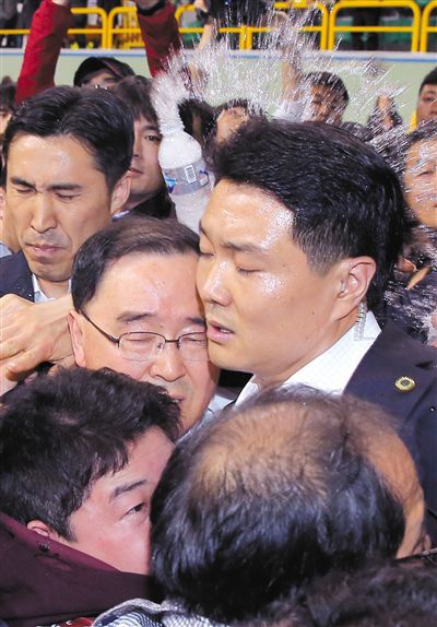 17日，鄭烘原（中）會見乘客家屬時，遭到家屬辱罵、潑水。