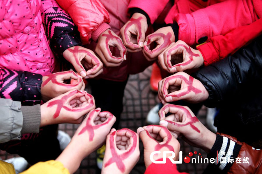 傳遞愛(ài)的紅絲帶 各地行動(dòng)助力“零艾滋” 傳遞愛(ài)的紅絲帶 各地行動(dòng)助力“零艾滋”