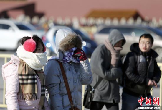 　12月23日，京城迎來(lái)今年入冬以來(lái)最冷的時(shí)刻。受今年以來(lái)最強(qiáng)冷空氣影響，京城迎來(lái)入冬以來(lái)幅度最大的