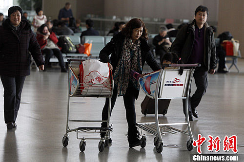  今日，為期40天的2013年全國(guó)春運(yùn)正式啟動(dòng)。據(jù)交通運(yùn)輸部預(yù)計(jì)，今年春運(yùn)期間全國(guó)道路的旅客運(yùn)輸量預(yù)計(jì)為31億人次，平均每天運(yùn)送旅客大概為7741萬人次，與去年同期相比大概增長(zhǎng)9%。中新社發(fā) 湯彥俊 攝　