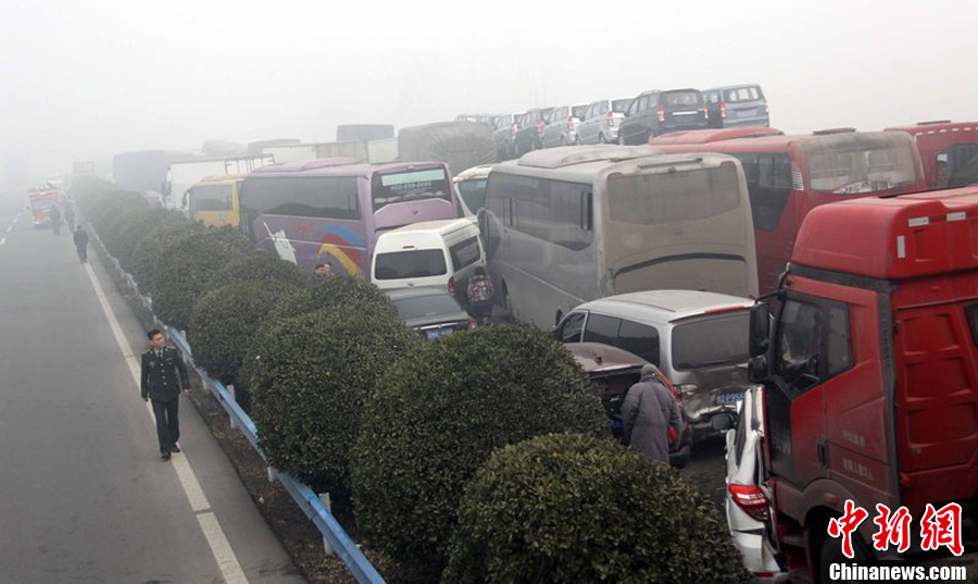 京港澳高速河南漯河段40余輛車相撞