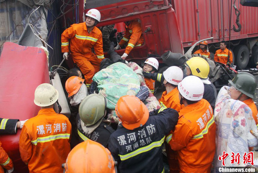 京港澳高速河南漯河段40余輛車相撞