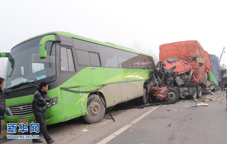 京港澳高速河南漯河段40余輛車相撞
