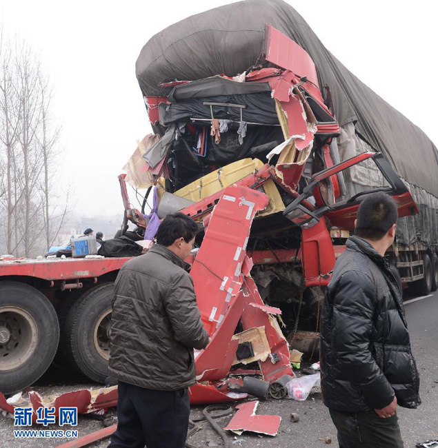 京港澳高速河南漯河段40余輛車相撞