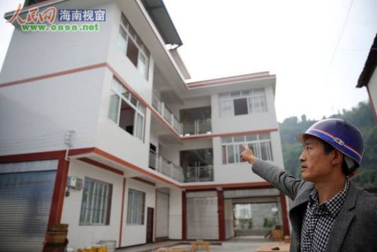 舒正山指著新房說：“我將喬遷宴席的豬肉分給村民吃，竟被大家誤傳是災后大魚大肉?！? width=