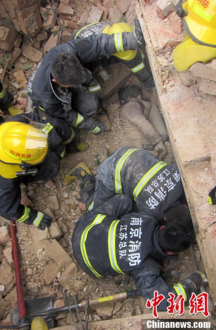 圖為南京消防隊員找到被埋工人。中新社發(fā) 梅亮 攝