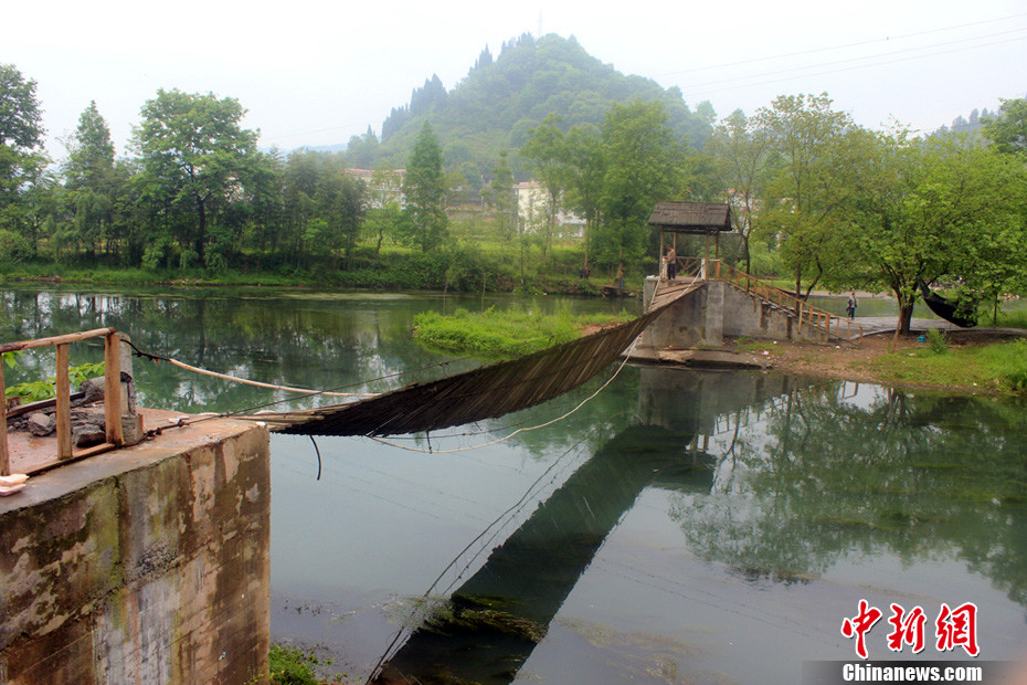 5月1日晚9點(diǎn)10分左右，湖南省鳳凰縣沱江鎮(zhèn)棉寨村距縣城3公里處桃花島篝火晚會(huì)散場(chǎng)時(shí)，游客經(jīng)過(guò)近水