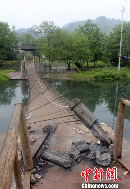 5月1日晚9點(diǎn)10分左右，湖南省鳳凰縣沱江鎮(zhèn)棉寨村距縣城3公里處桃花島篝火晚會(huì)散場(chǎng)時(shí)，游客經(jīng)過(guò)近水