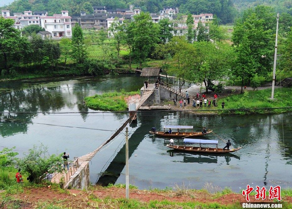 5月2日，鳳凰縣搜尋人員仍在沱江下游搜尋。