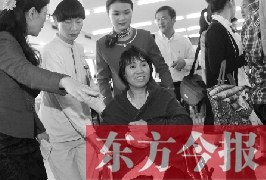 坐在輪椅上的，就是為兒子捐出肝、腎的母親潘大想