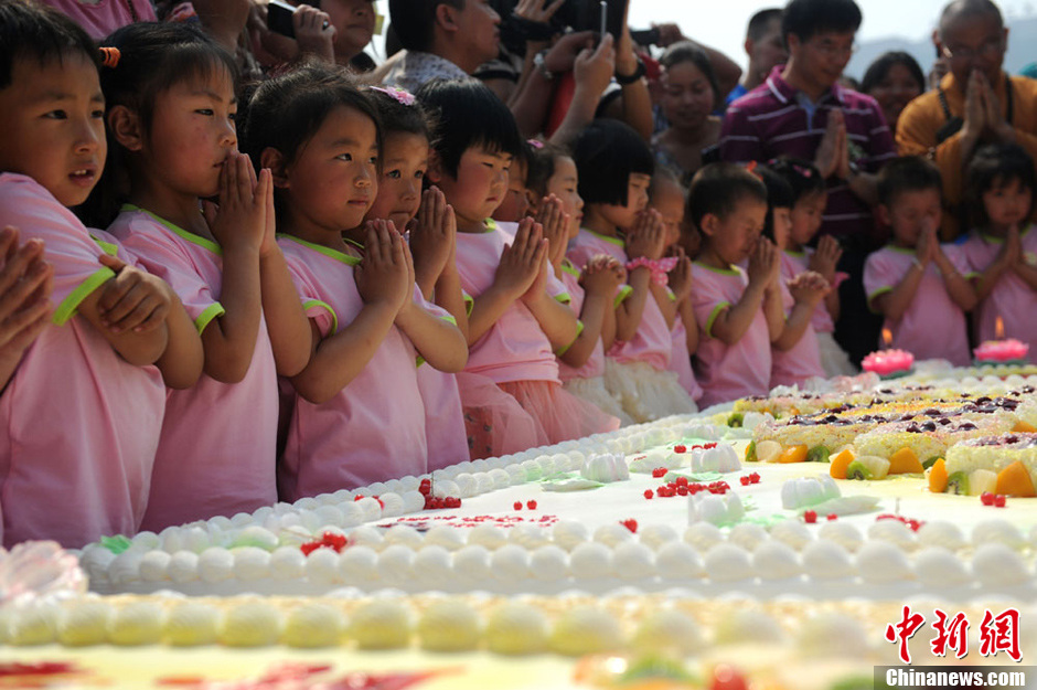 圖為孩子們?cè)谏盏案馇霸S下愿望。張浪 攝