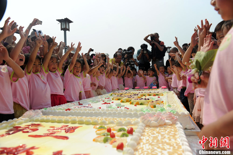 圖為孩子們準(zhǔn)備享用生日蛋糕。張浪 攝