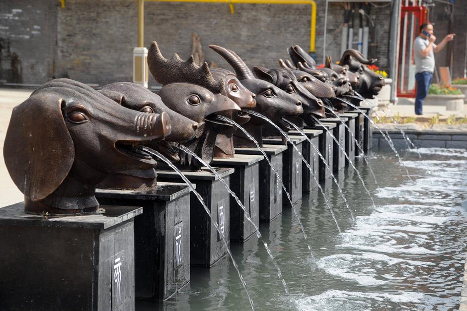 圖為十二獸首嘴里不停向外噴水。
