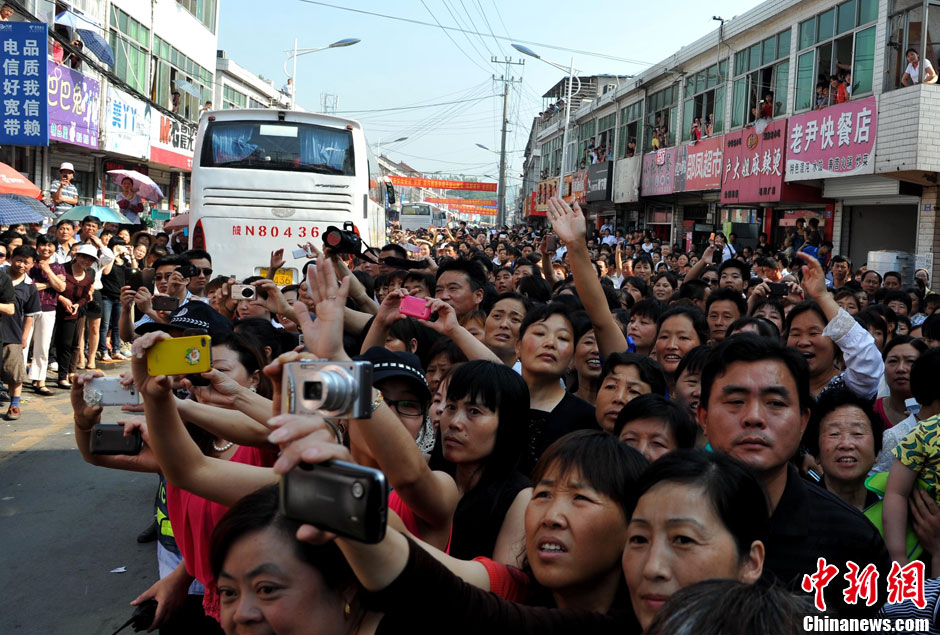 6月5日，一年一度的毛坦廠鎮(zhèn)“送考節(jié)”到來，70輛大巴車護(hù)送毛坦廠中學(xué)萬名考生安全赴考。