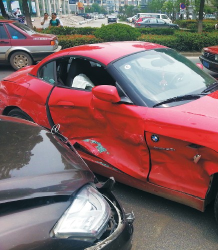 寶馬車門完全變形。