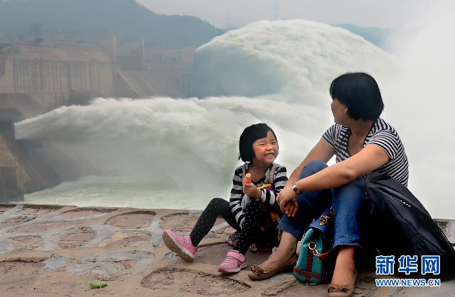　6月22日，兩位游客在黃河小浪底景區(qū)內(nèi)歇息。