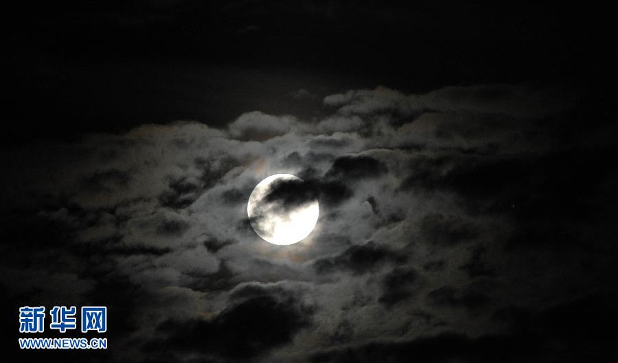 6月23日晚，一輪圓月高懸在海南省海口市上空。