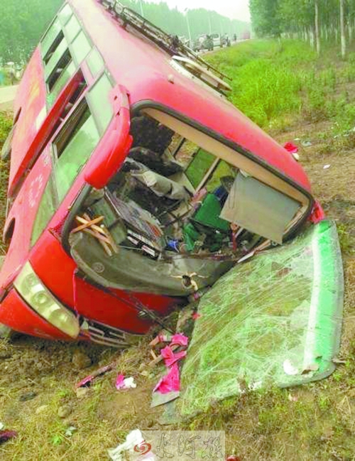 　扎進溝里的中巴車，擋風玻璃碎了一地。